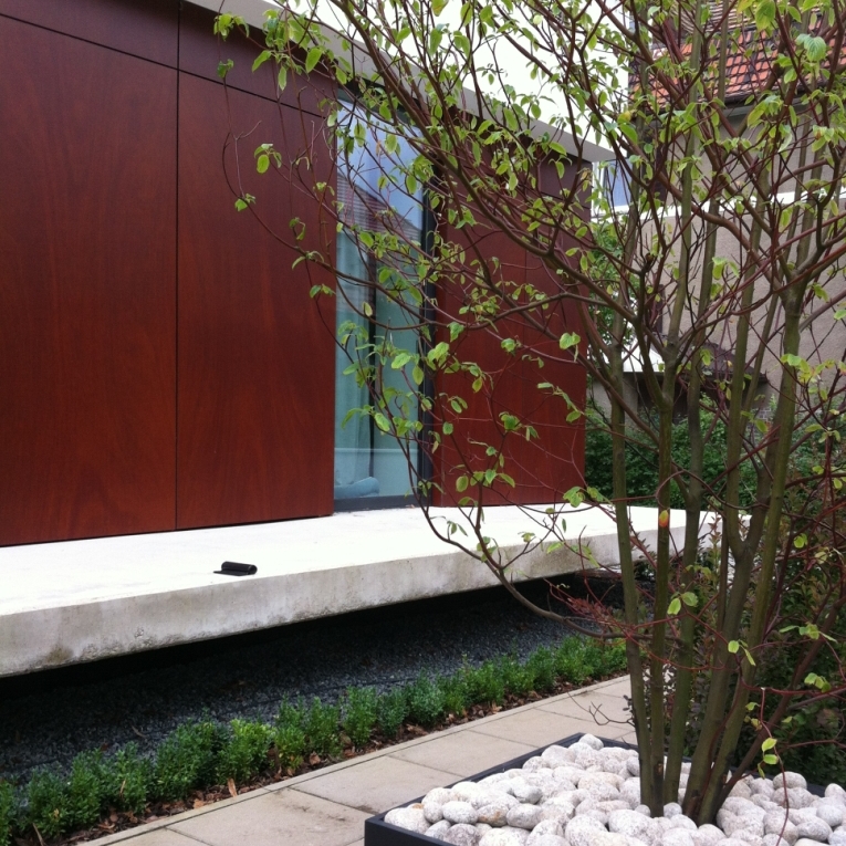 Ogród przy minimalistycznym budynku jednorodzinnym - foto nr 5