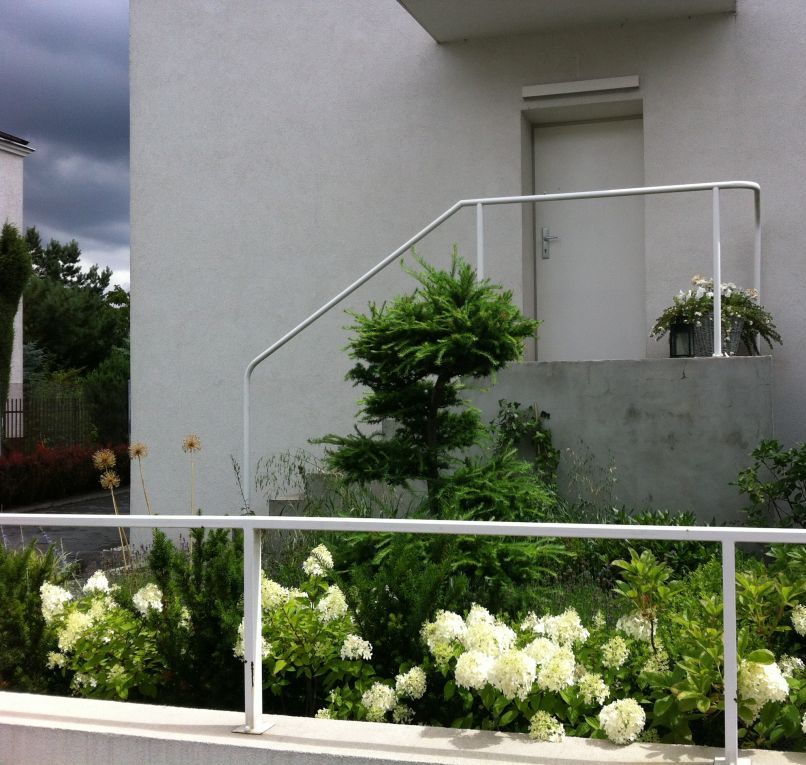 Ogród przy nowoczesnej, minimalistycznej willi - foto nr 3